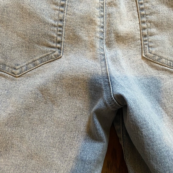 Stylish Light Wash Jeans with Fringe Hem Sparkles Venus Womens Size 4 Pants - Picture 6 of 9